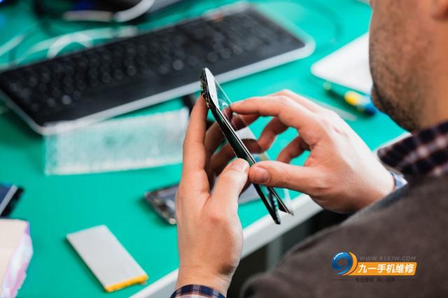 苹果手机进水充不进去电怎么办，iphone无法充电检测到液体（手机进水维修需要多少钱）