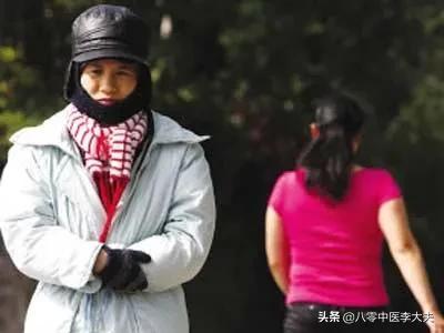 夏天怕冷的女人是什么原因，女人夏天身体冰凉是怎么回事（为什么47岁美女连续5年大夏天穿着羽绒服）