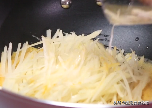咸蛋黄炒土豆丝，正宗咸蛋黄土豆丝（土豆丝搭配咸蛋黄一起炒）