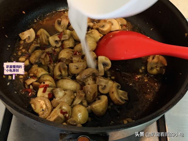 口蘑怎么做好吃，白色口蘑怎么做好吃（一口一个停不下来）