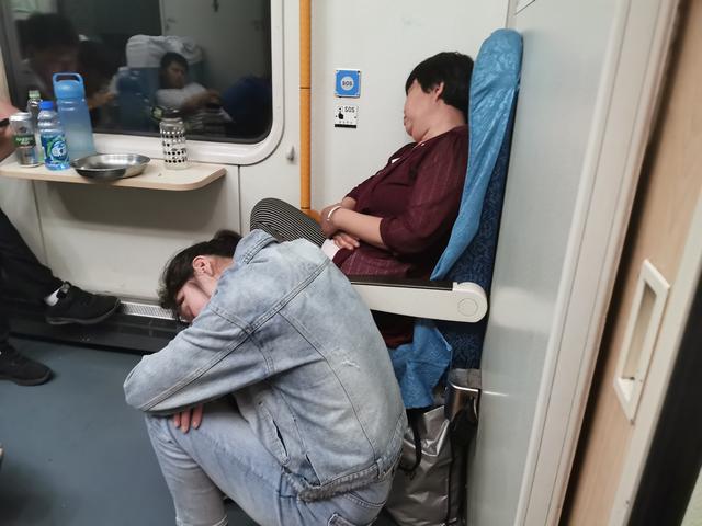 火车卧铺座位分布图，火车卧铺照片（卧铺车票还是一票难求）