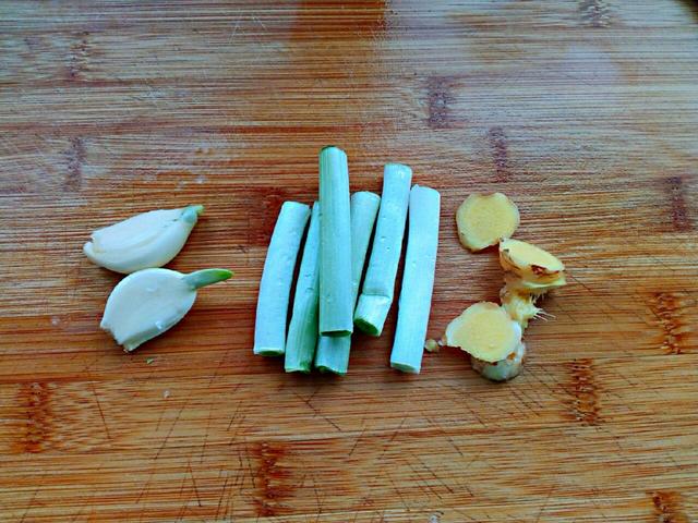 牛骨萝卜煲，牛筒骨炖萝卜（放点萝卜去油腻又清香）