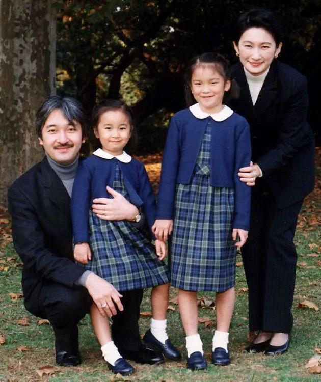 梦见蛇缠腰上是什么意思，梦见蛇缠在腰上（当上皇后也逃脱不了生儿子的压力）