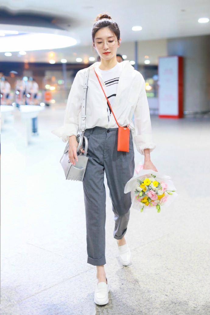 职业白衬衫怎么穿好看,白衬衫时尚穿法