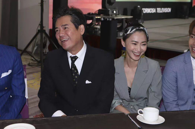 66岁老戏骨萧大陆被曝登记结婚，侯怡君身高（相差23岁被指“父女恋”）