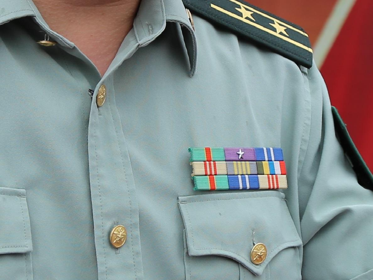 的资历章有三排,中间的级别略章上有一颗白色的星徽,标配是中校军衔