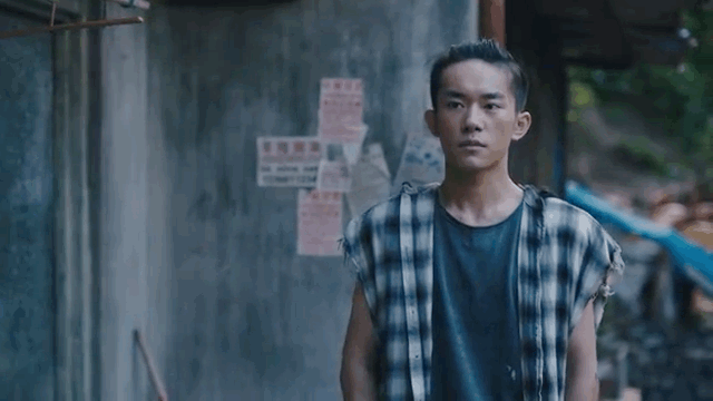 女学生打架下跪塞黄瓜，不用化妆品让皮肤变白的方法学生（关于校园暴力的严重程度）