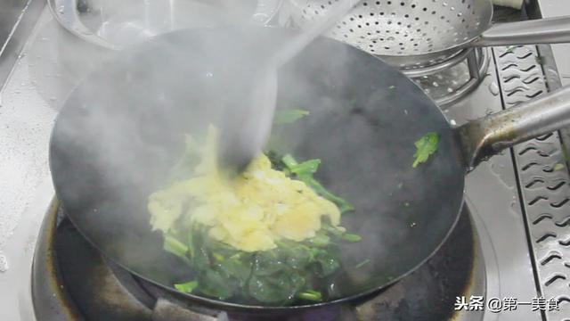 怎样菠菜炒蛋，怎样鸡蛋炒菠菜（为啥饭店师傅炒的这么漂亮）