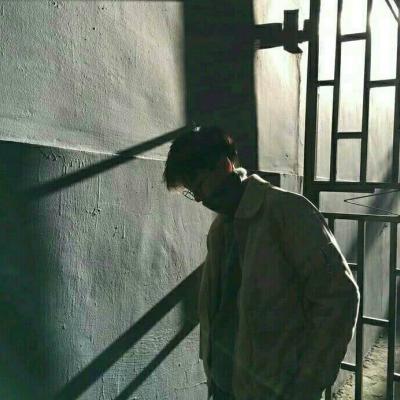 qq头像男生背影，男生背影头像（生疏孤独的男生背影微信头像）