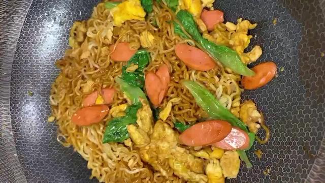 炒方便面的做法步骤，炒方便面的做法教程（做法简单香气扑鼻）