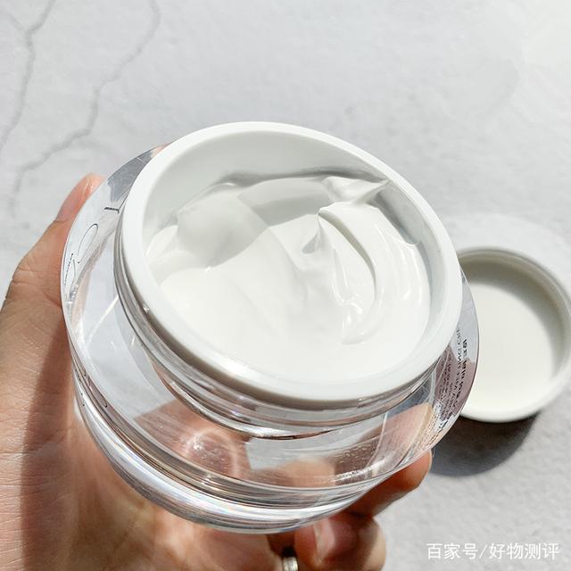 阿古屋素颜霜白色和绿色的区别是什么，阿古屋珍珠素颜霜绿色和白色（一分钟就能美美出门的素颜霜~）