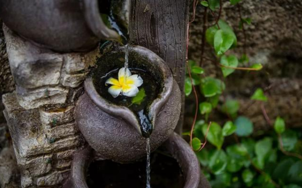 经典散文诗歌，经典散文诗歌朗诵大全小学生（六首催泪诗词：物是人非事事休）