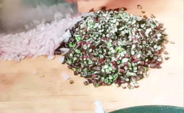 长豆角素包子的做法_豆角素包子怎么做，家常豆角鸡蛋素包子（豆角素馅包子怎么做好吃）