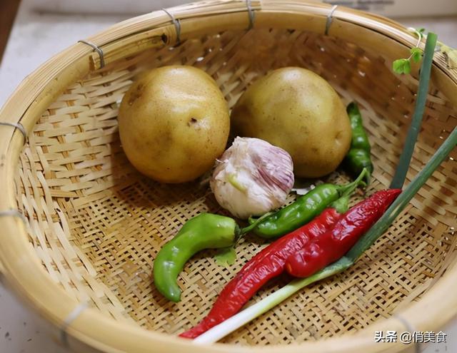土豆怎么炒好吃，怎么炒土豆最好吃又简单（什么时候放醋是关键点）