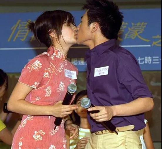 苏有朋对赵薇是真爱！连续8年为她庆生，曾说赵薇永远是心中女神