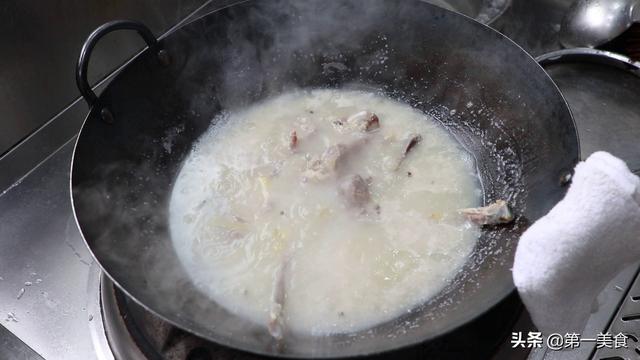 煮羊肉汤的正确方法，煮羊肉汤的正确方法视频（按照厨师长的操作步骤来）