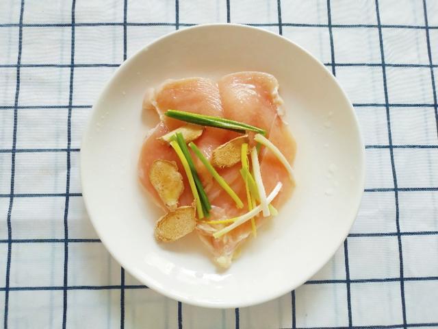 南瓜蒸肉沫家常做法，肉末蒸南瓜图片（搭配鸡胸肉蒸一蒸）