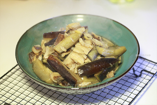 关于鲨鱼干的烹饪方法，鲨鱼干的吃法和做法大全（一条鲨鱼只够吃一餐）