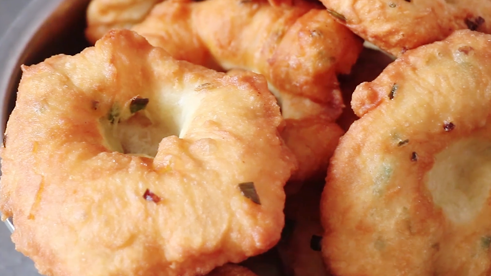 【葱花小油饼】做法步骤图 3分钟出锅 比油条香-起舞食谱网