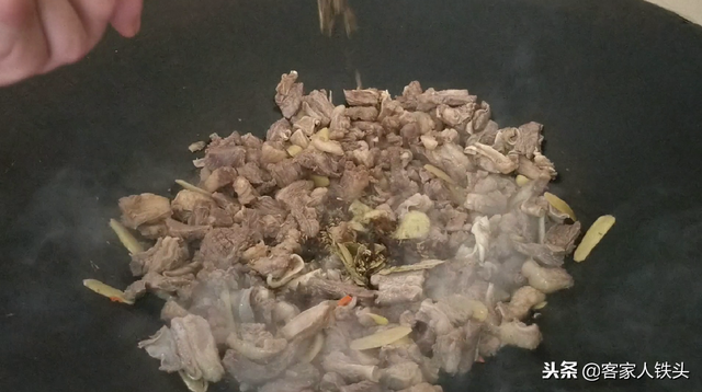 怎么做焖牛肉才好吃，牛腩这一个做法才叫香