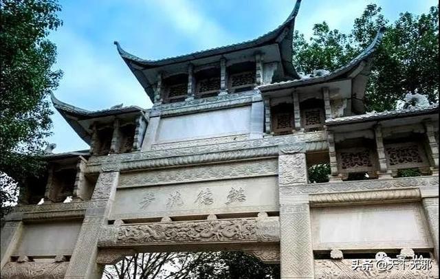 六尺巷的故事简介，六尺巷的故事（六尺巷——父子宰相的故事）