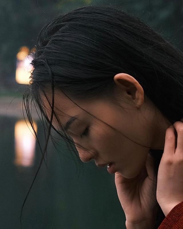 女微信图片简单气质，简单气质的女生微信头像     我记得我爱过（女头像：“我不等了）