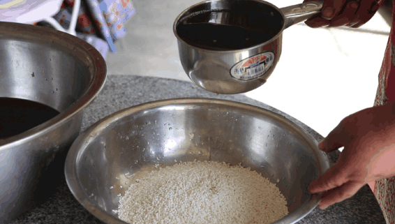 可乐能不能泡在米饭里一块吃，可乐可以泡米饭吗（却喜欢用可乐瓶盛的乌米汁来做饭）