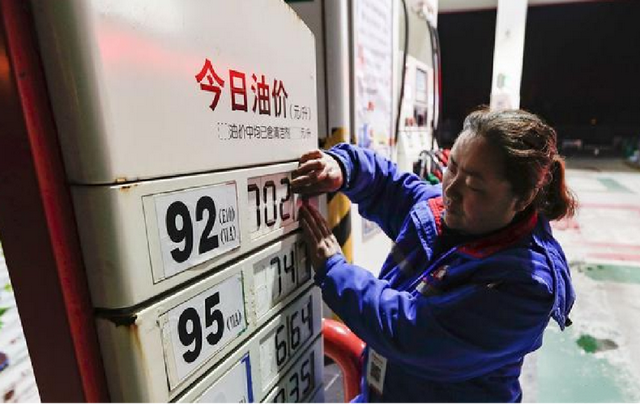 成品油调价机制，国内油价调整机制规则（我们国内成品油的定价机制是什么样的呢）