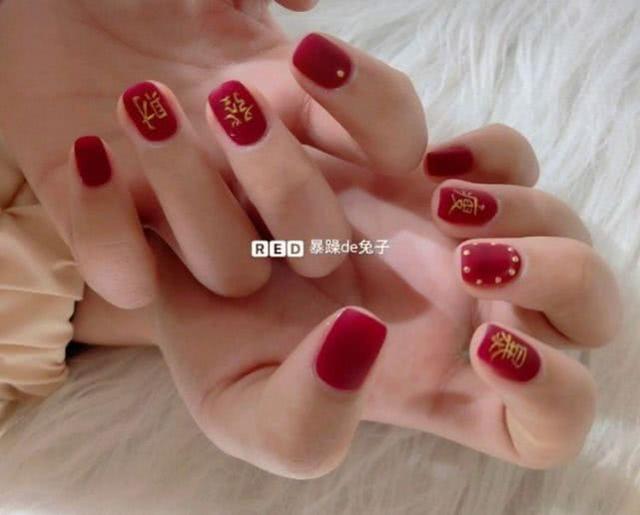 10款新年红色美甲，10款新年红色美甲图片（本年度30个热搜甲款大吉大利）