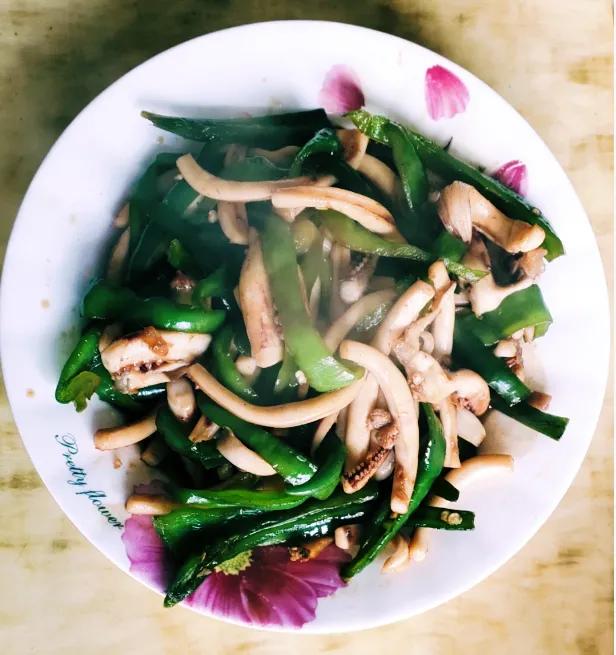 教你做美味的鱿鱼炒青椒,鱿鱼炒青椒的做法窍门(下饭下酒好佳肴) 教你做美味的鱿鱼炒青椒,鱿鱼炒青椒的做法窍门(下饭下酒好佳肴)