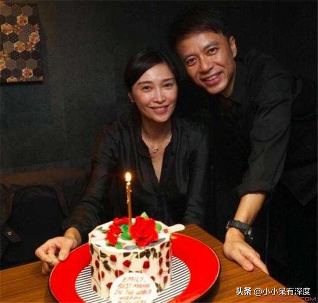 李克勤 - 再见演奏厅歌词是什么，李克勤红日原唱（李克勤老婆不仅低调）