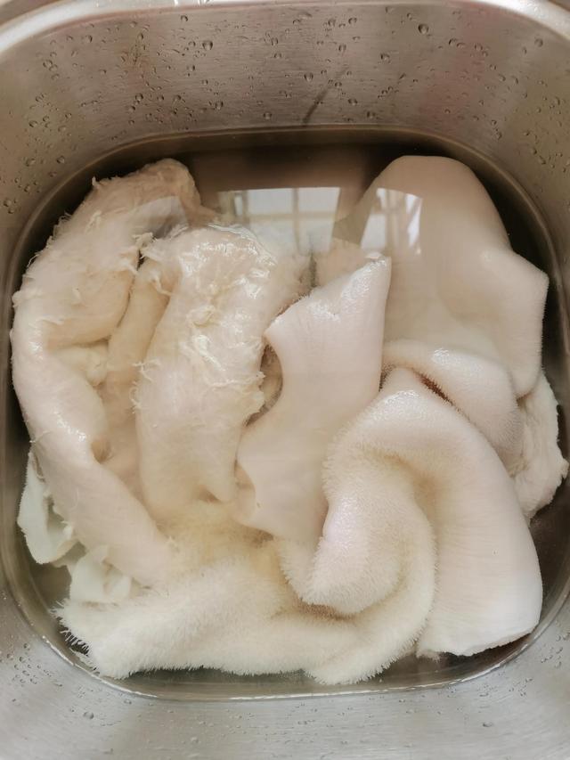 牛肚怎么洗才能干净，牛肚子怎么洗干净（牛肚这样处理，清清爽爽无异味）