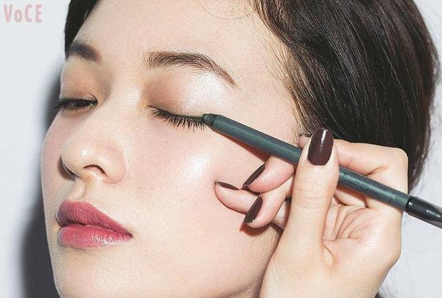 眼线笔怎么削，眼线笔怎么画初学者（眼线画对，眼睛放大2倍）