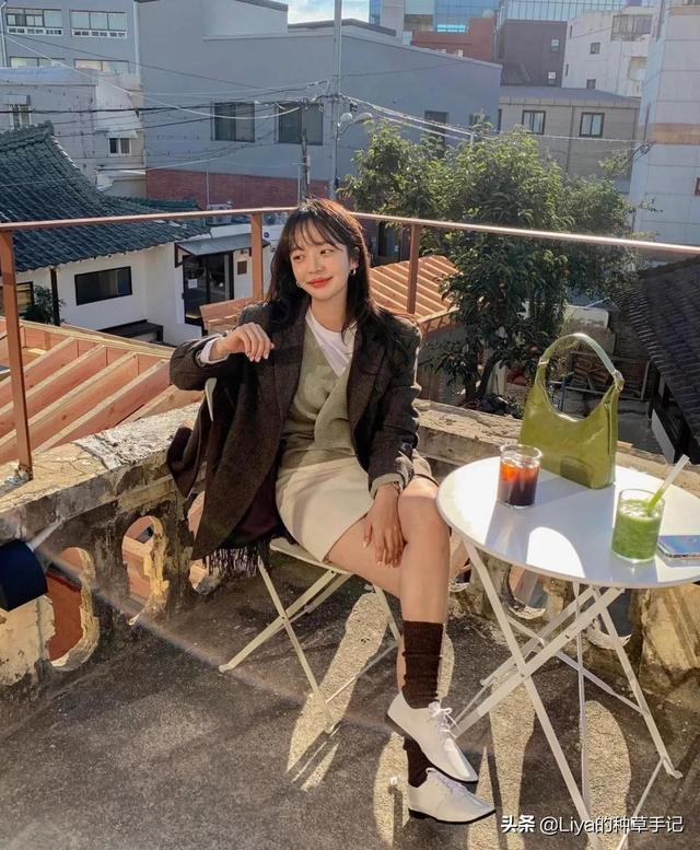 女生穿裙子里面穿的是什么，女生穿裙子里面穿什么裤子（裙子里还在穿“打底裤”吗）