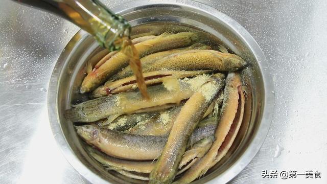 泥鳅怎么做好吃，豆腐烧泥鳅怎么做好吃（补虚养胃一点土腥味都没有）