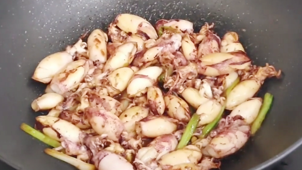 图片[5]-【香煎鱿鱼仔】做法步骤图 鲜香清脆又爽口 出锅就被抢光-起舞食谱网