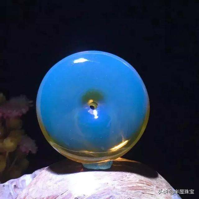 琥珀是什么样子的，琥珀长什么样子（唯一能“变色”的琥珀）