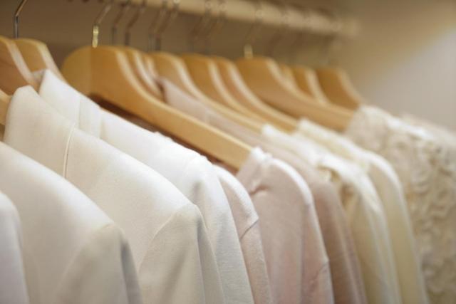 衣服上的油渍怎么去除小窍门，蚕丝衣服上的油渍怎么去除小窍门（衣服上有油污怎么办）