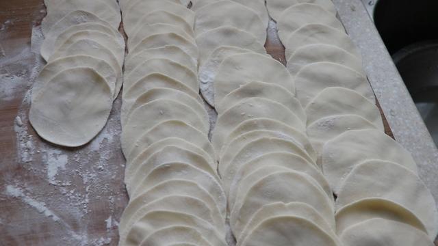 新手怎么包饺子最简单的方法，初学者包饺子手法（手工饺子最简单的做法）