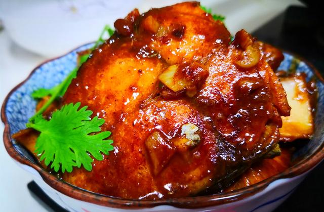 鲅鱼怎么做好吃又简单，红烧鲅鱼怎么做好吃又简单（鱼肉鲜嫩不腥气）