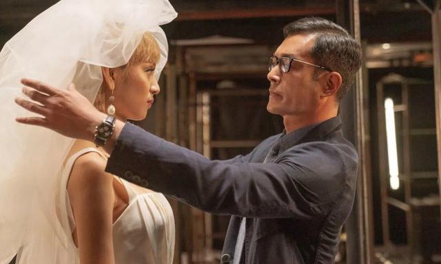 许志安 - 烈焰红唇歌词是什么，许志安老婆郑秀文（求求别再吹这位大女主了）