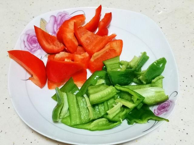 四川腊肠的吃法，四川正宗麻辣腊肠的家常做法（川味腊肠不要直接下锅炒）