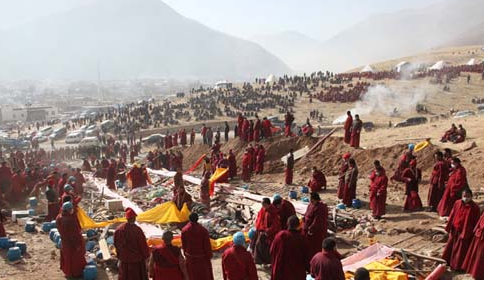 为什么人死后要盖住脸，人死后为什么要盖住脸（就要用白布把脸盖住）