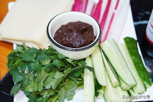 东北特色菜之铁锅炖大鱼，看着土气吃后服气的东北铁锅炖大鱼