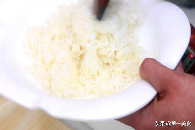 鸡蛋炒米饭的正确做法，米饭粒粒分明太香了