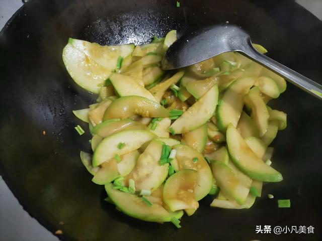西葫芦炒鸡蛋怎么做好吃，怎样做美味的黄瓜西葫芦炒鸡蛋（西葫芦炒鸡蛋、简单好吃的一道家常菜）