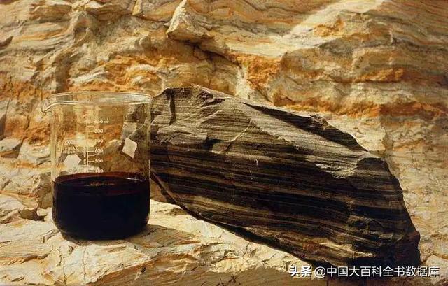 油页岩怎么提取油，油页岩怎么提取油新方法（石油真的是从石头里“榨”出来的油）