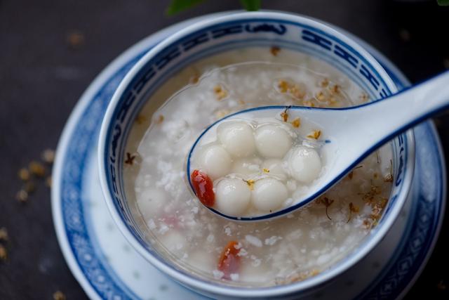 酒酿蛋汤怎么做，酒酿鸡蛋花汤的做法（没暖气的南方姑娘都喝它暖身）