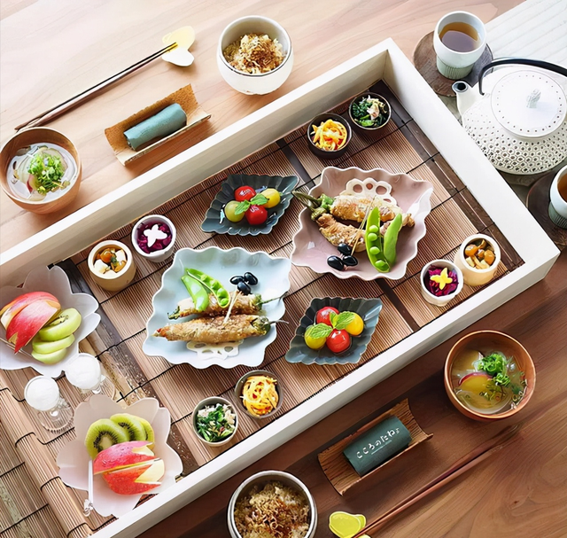 日本人通常吃的10种早餐，日本人传统的早餐（看了这位日本妈妈烹饪的早餐）