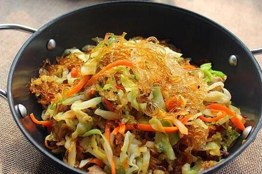 【圓白菜炒粉絲】做法步驟圖 又美味 自己在家做比買的好吃-起舞食譜網